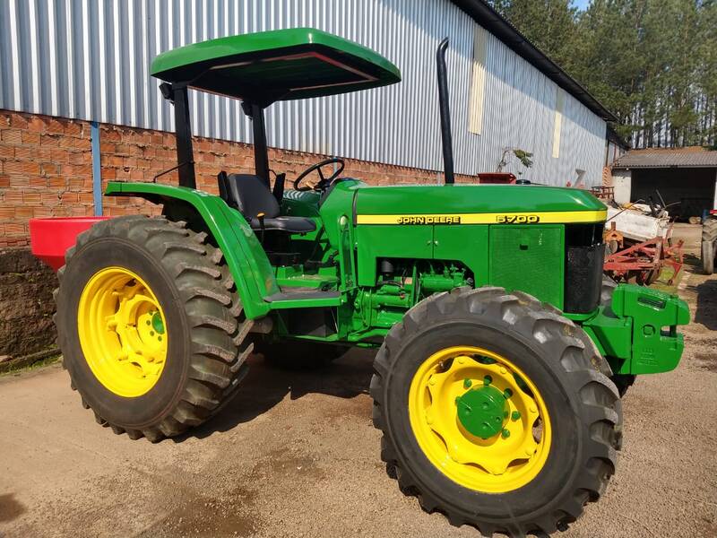 TRATOR JOHN DEERE 5700- ANO 1999 - 4X4 - "VENDIDO"